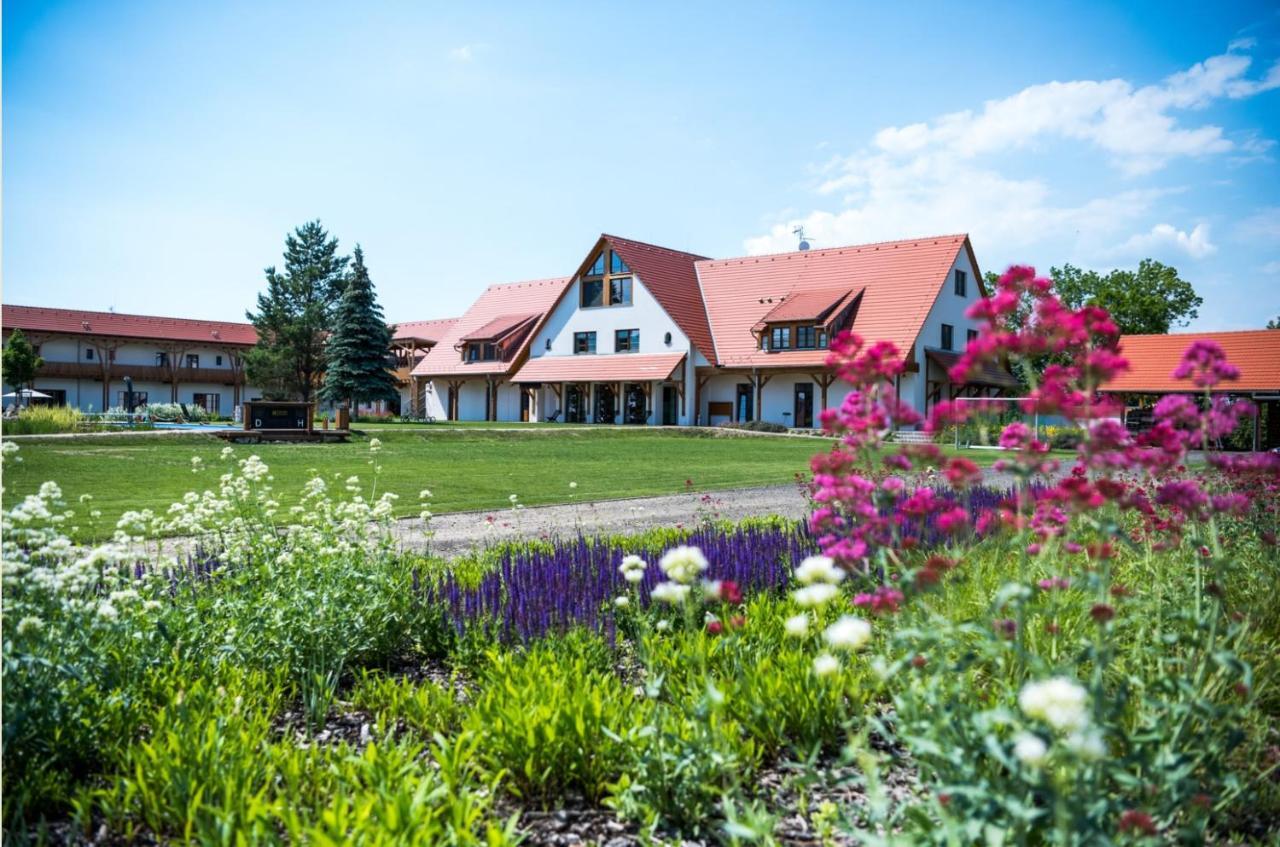 Dvur Perlova Voda Budyne nad Ohri Exterior foto