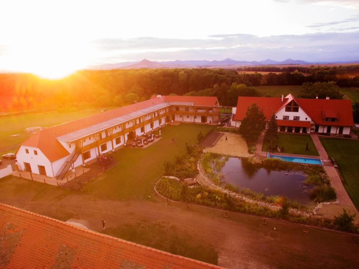 Dvur Perlova Voda Budyne nad Ohri Exterior foto
